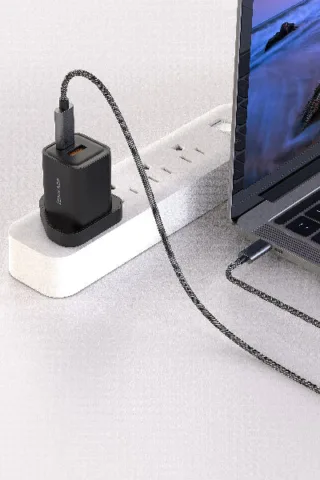 iEngage Dualport (USB-C +USB -A) 35W Power Adapter Uk Plug - Black — product view 2
